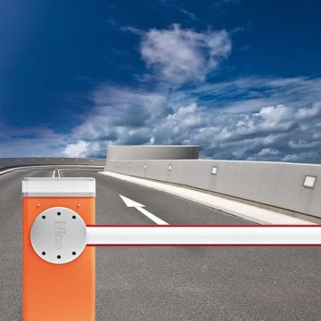 Automatická závora do 5 m průjezdu, motor 24 V, 150 W, 200 Nm, s elektronikou XBA3R10 (SPBCU1), 1x kotevní deska, bez ramena