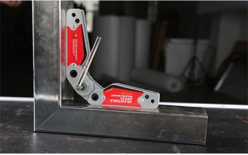 Svařovací magnet s nastavitelnými úhly, síla: 22kg, neodymový