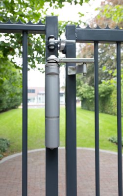 LOCINOX® GBMU4DSHIELD navařovací pant M16, otevíratelný 180°, nastavitelný 3D, zvýšená bezpečnost, částečně pozinkovaný